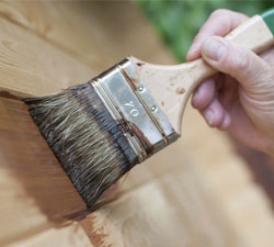 Как использовать огнезащитную пропитку для деревянных конструкций